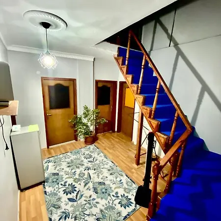 Triplex House Near The Airport Homestay *